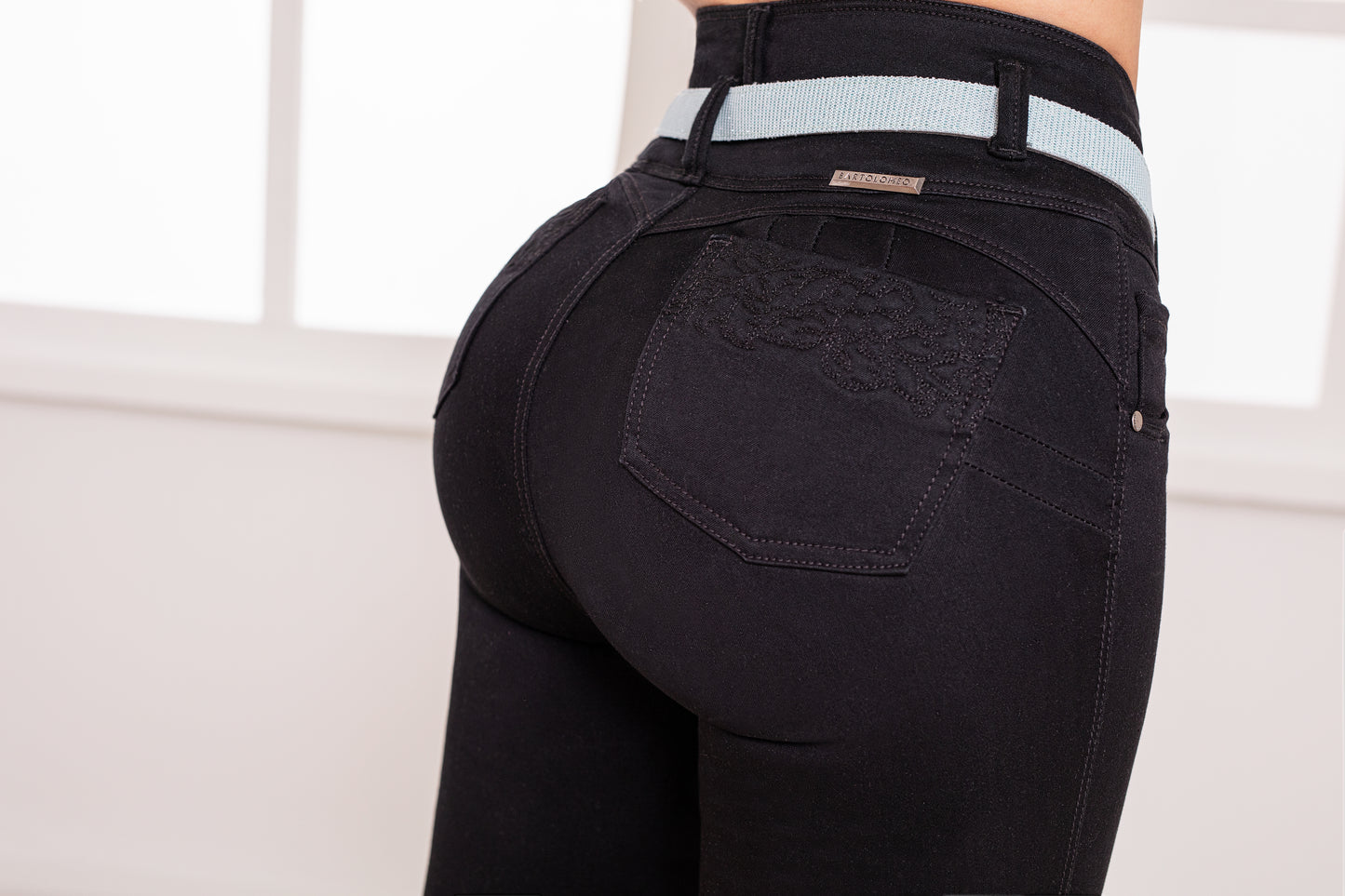 Control Abdomen-Piel De Durazno-Bota Tubo-Negro Ref 1598