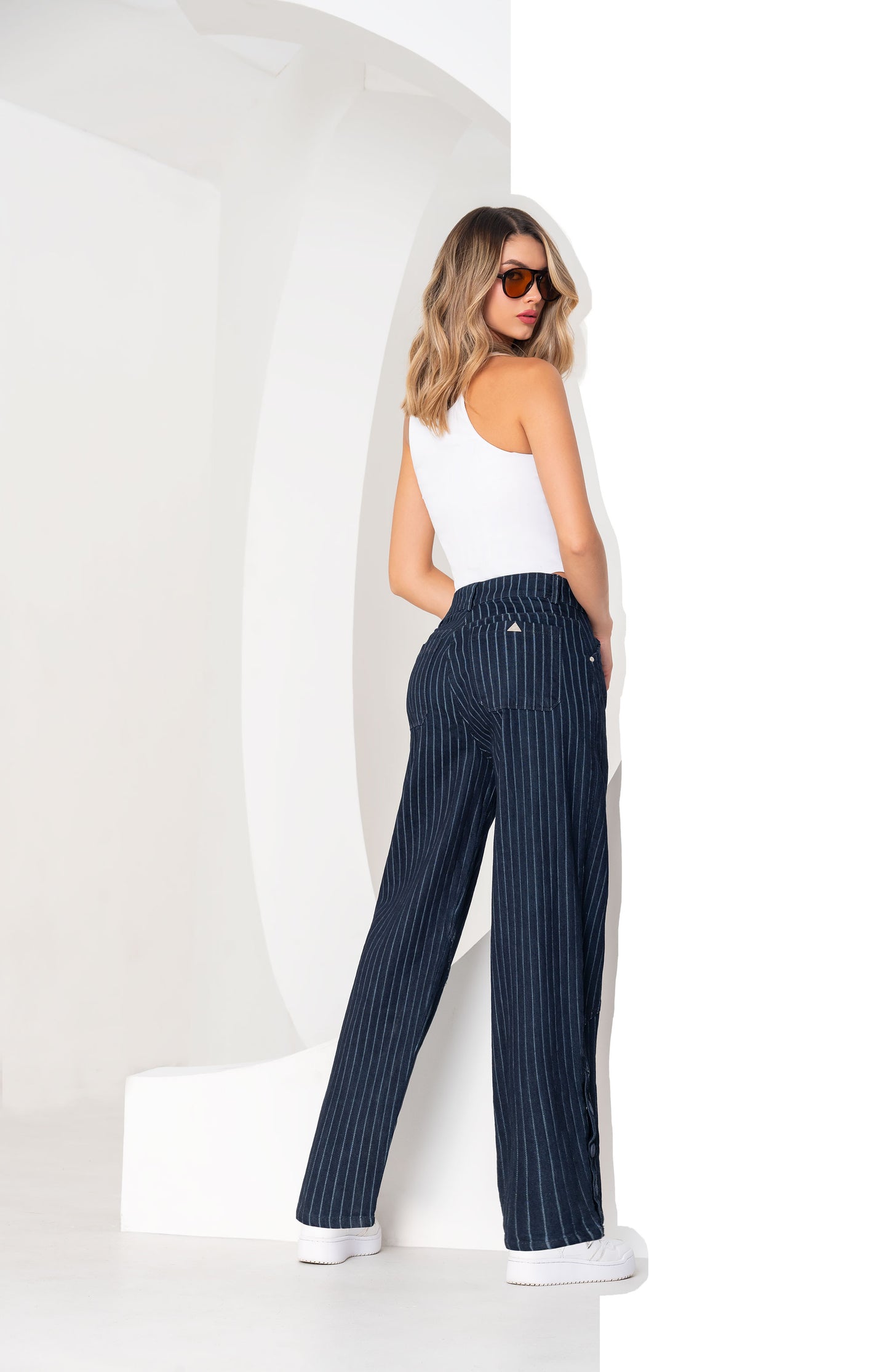 Jean Tiro Alto 1 Botón - Bota Mom Fit - Azul Con Lineas Ref 1772