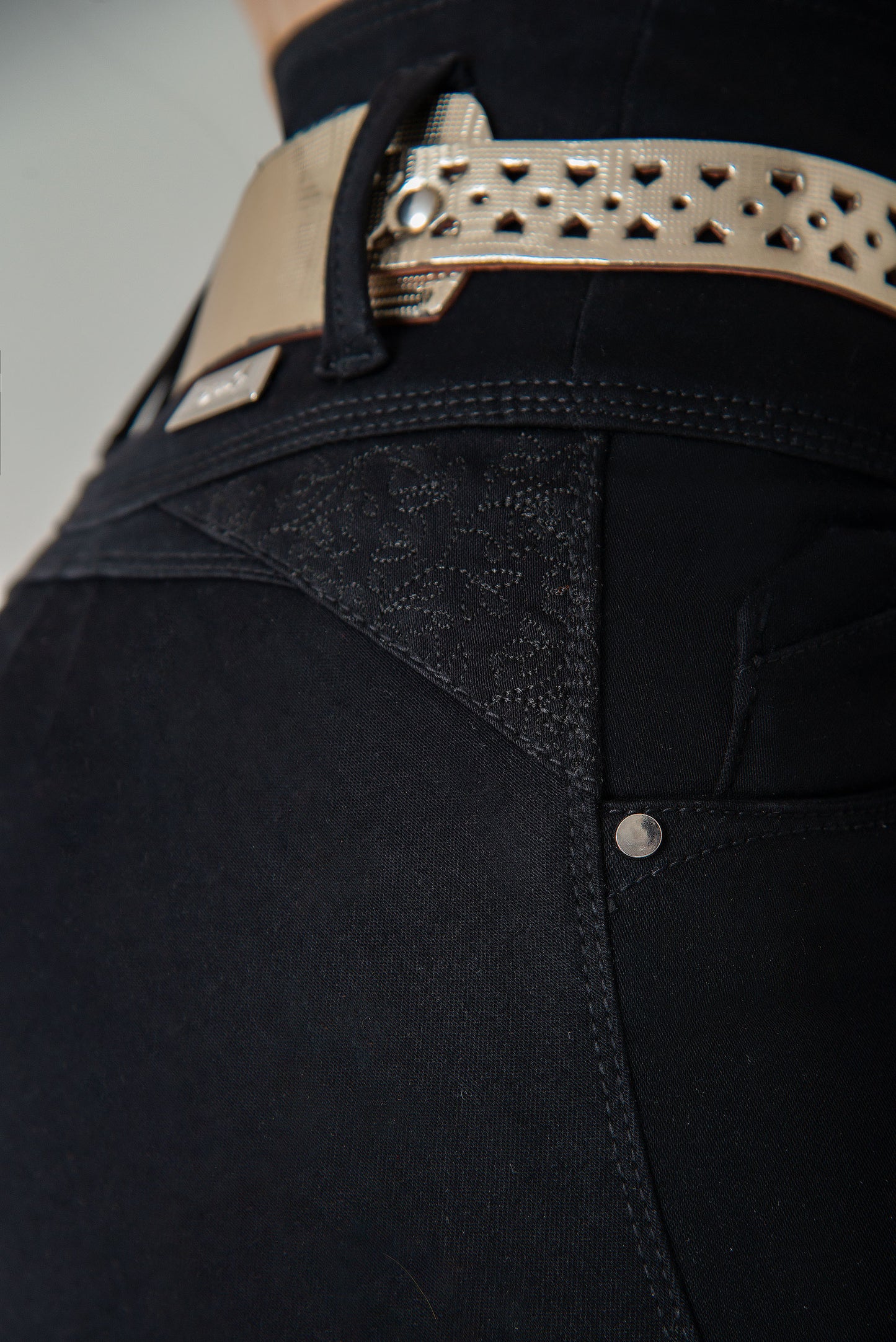 Jean Pretina Alta Control Abdomen - Bota Tubo Tobillero - Negro Ref 1357