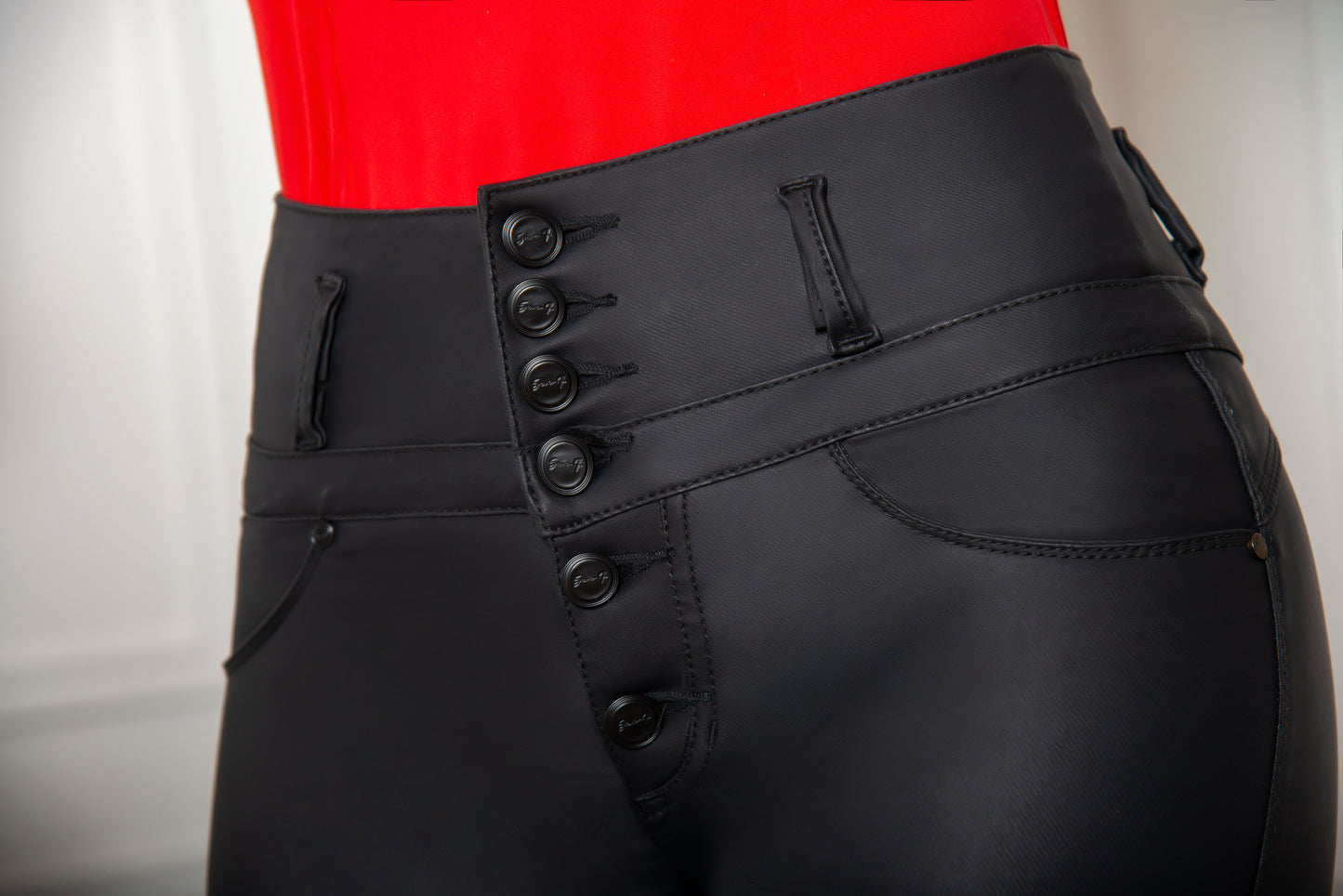 Jean Efecto Cuero Pretina Alta - Bota Tubo - Negro Ref 1336